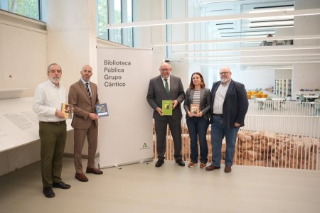 La Universidad de Córdoba hace entrega de más de 4.000 libros a la Biblioteca Pública Grupo Cántico